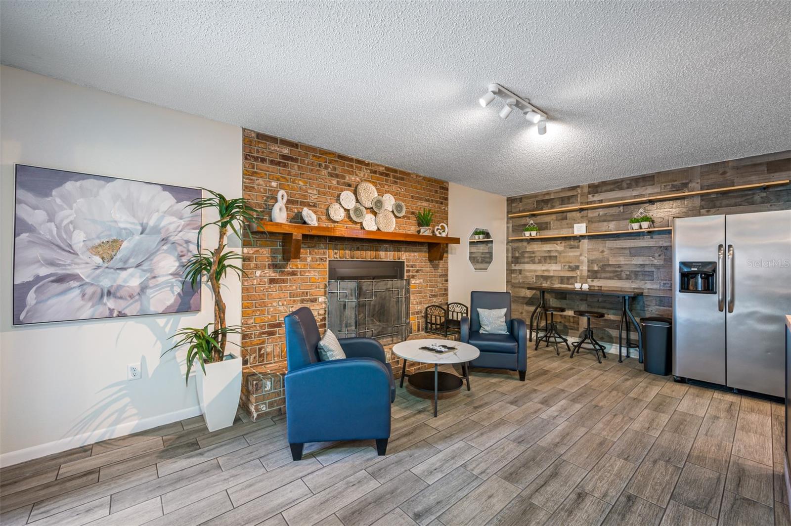 Listing photo id 11 for 2329 Carrie Court