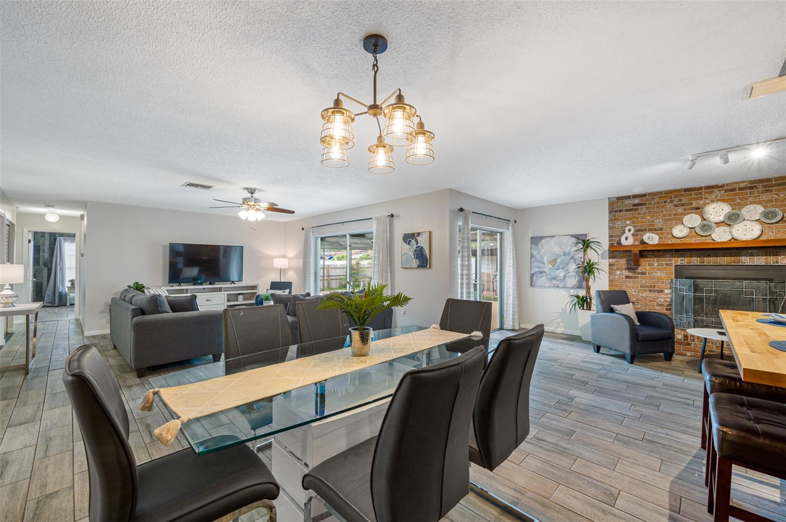 Listing photo id 12 for 2329 Carrie Court