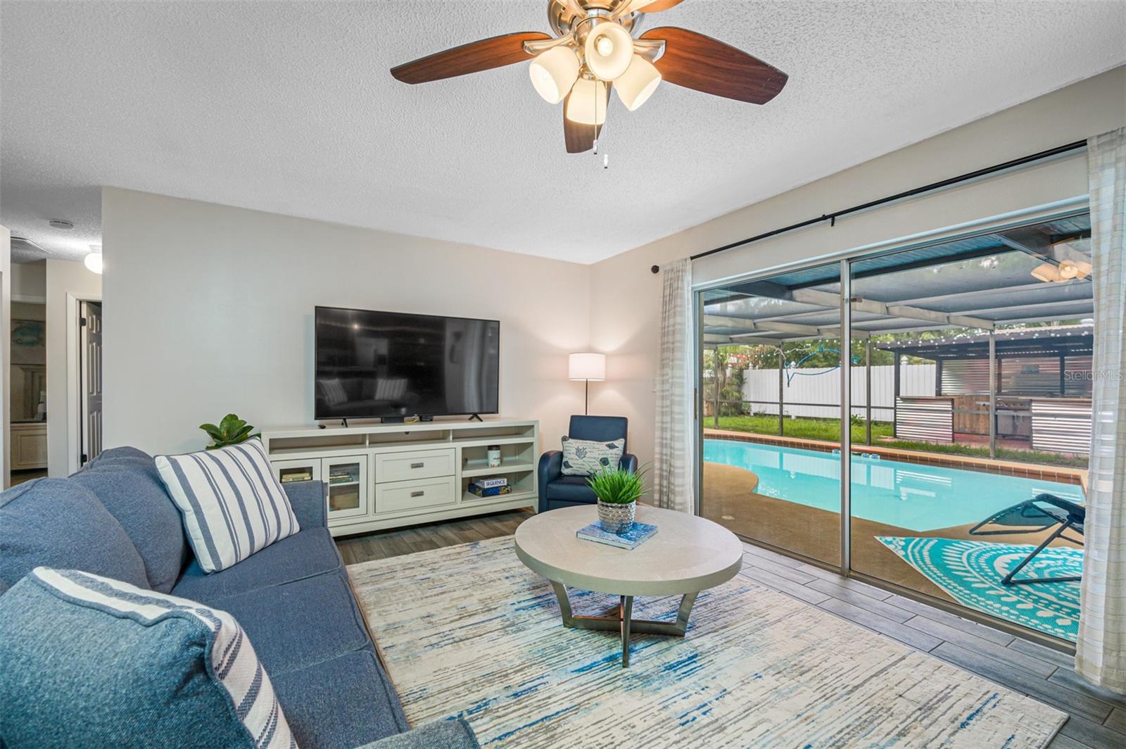 Listing photo id 14 for 2329 Carrie Court