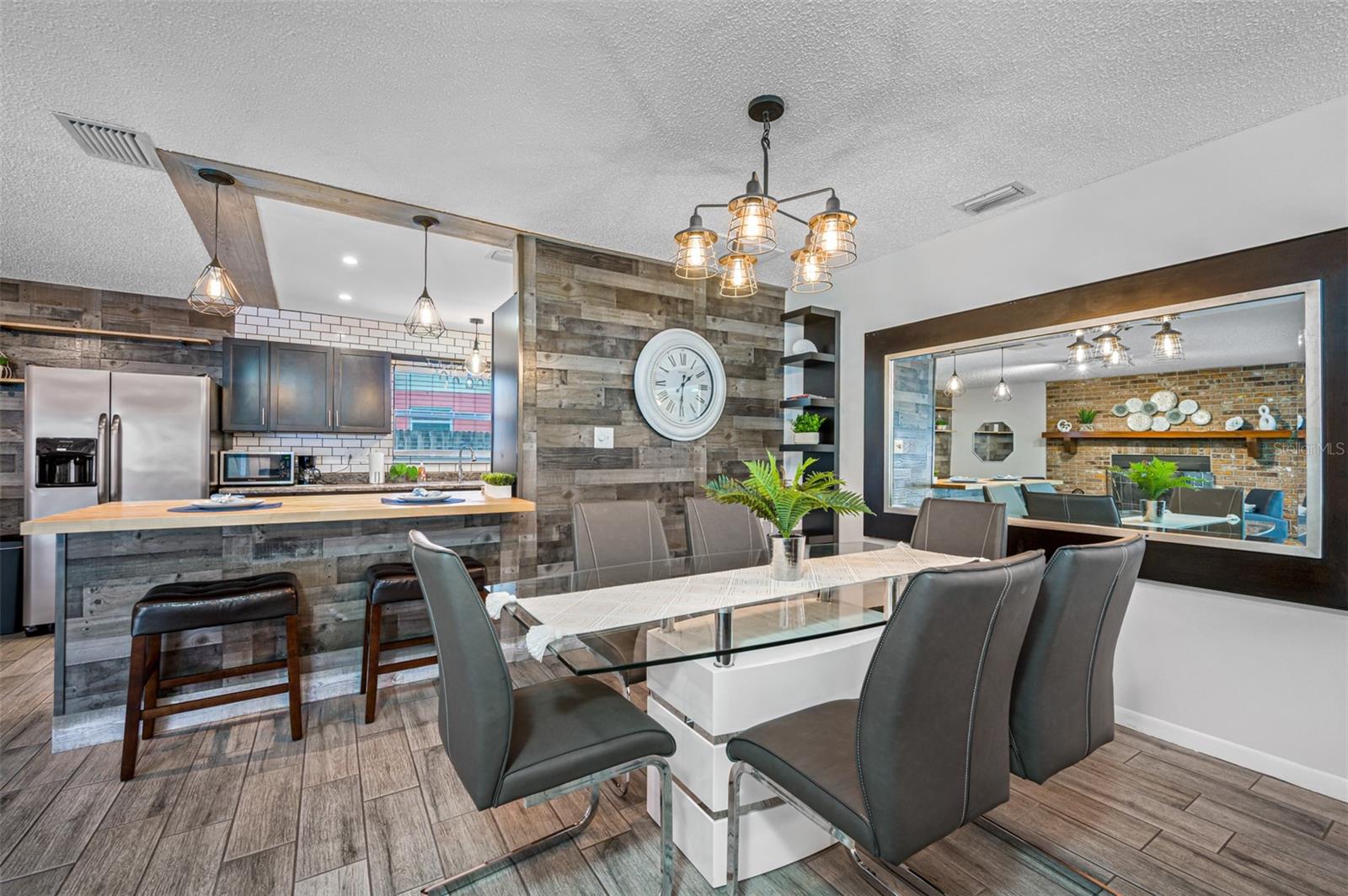 Listing photo id 15 for 2329 Carrie Court