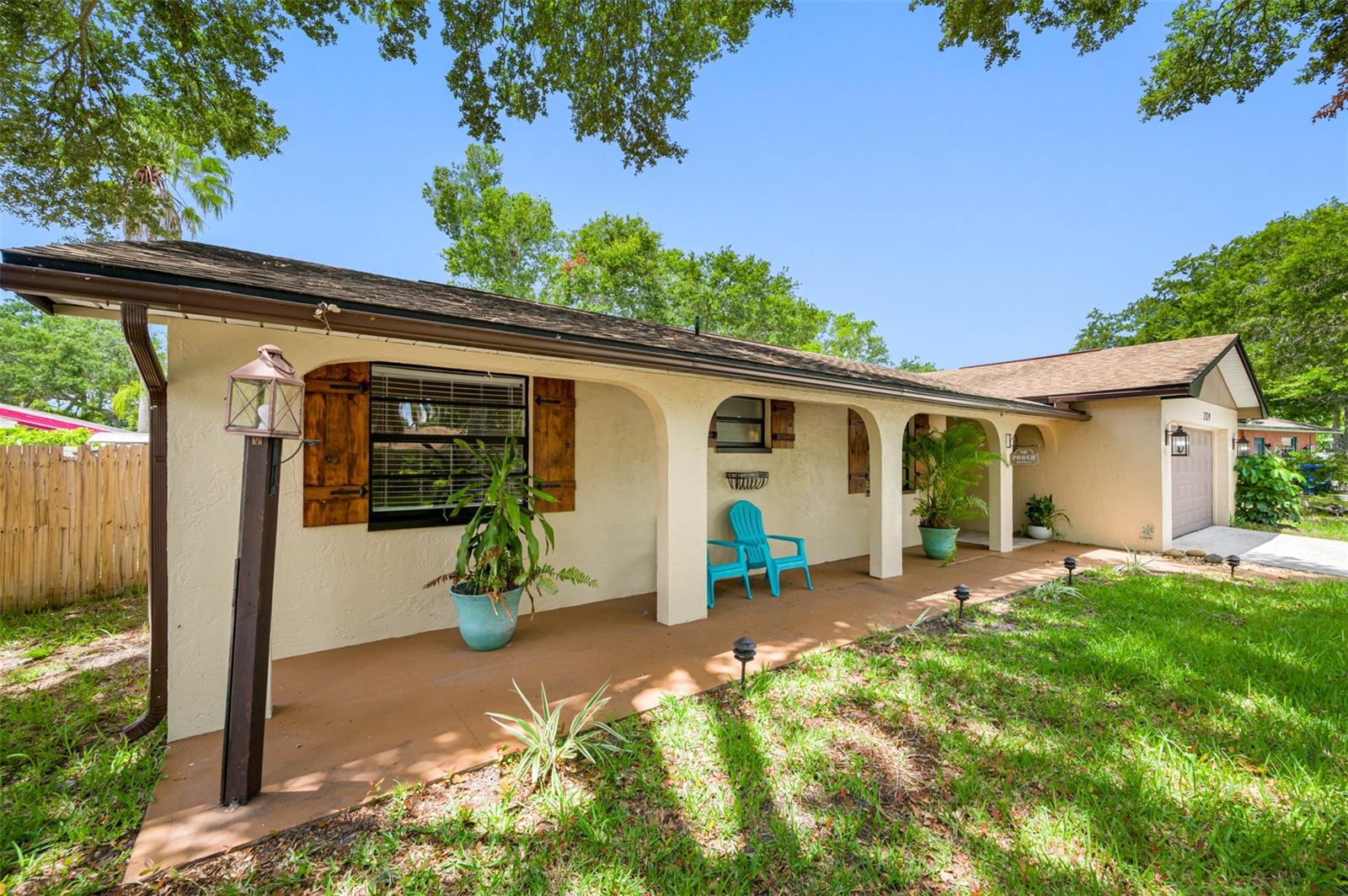 Listing photo id 2 for 2329 Carrie Court