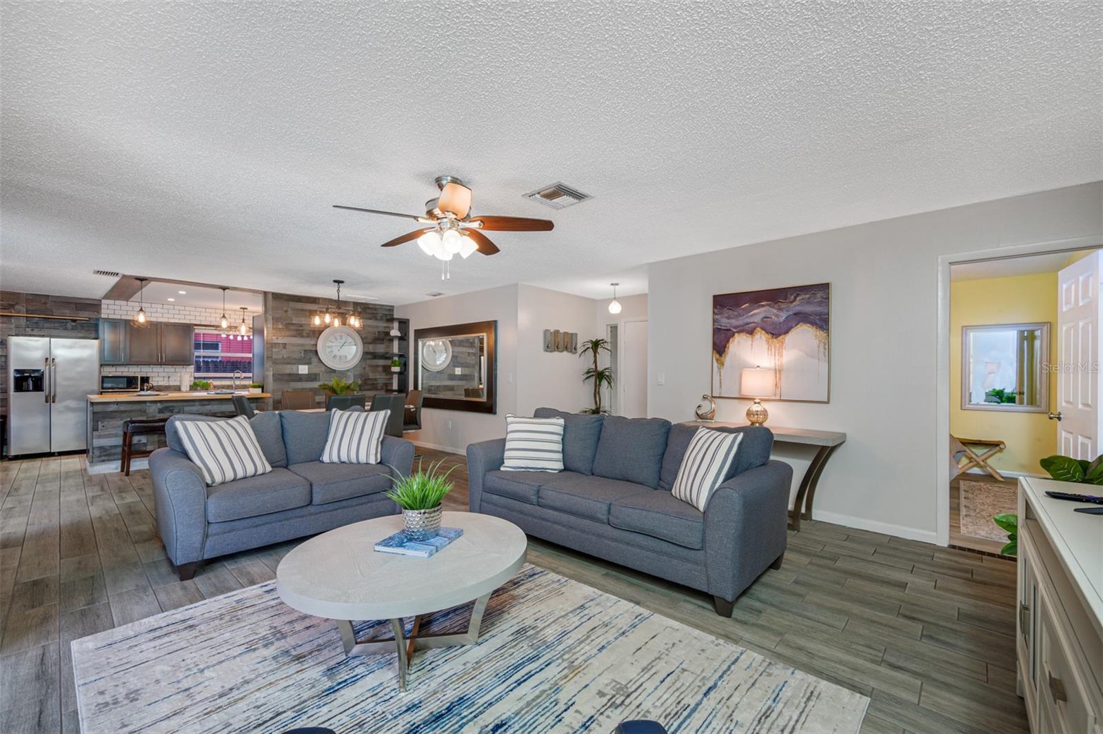Listing photo id 3 for 2329 Carrie Court