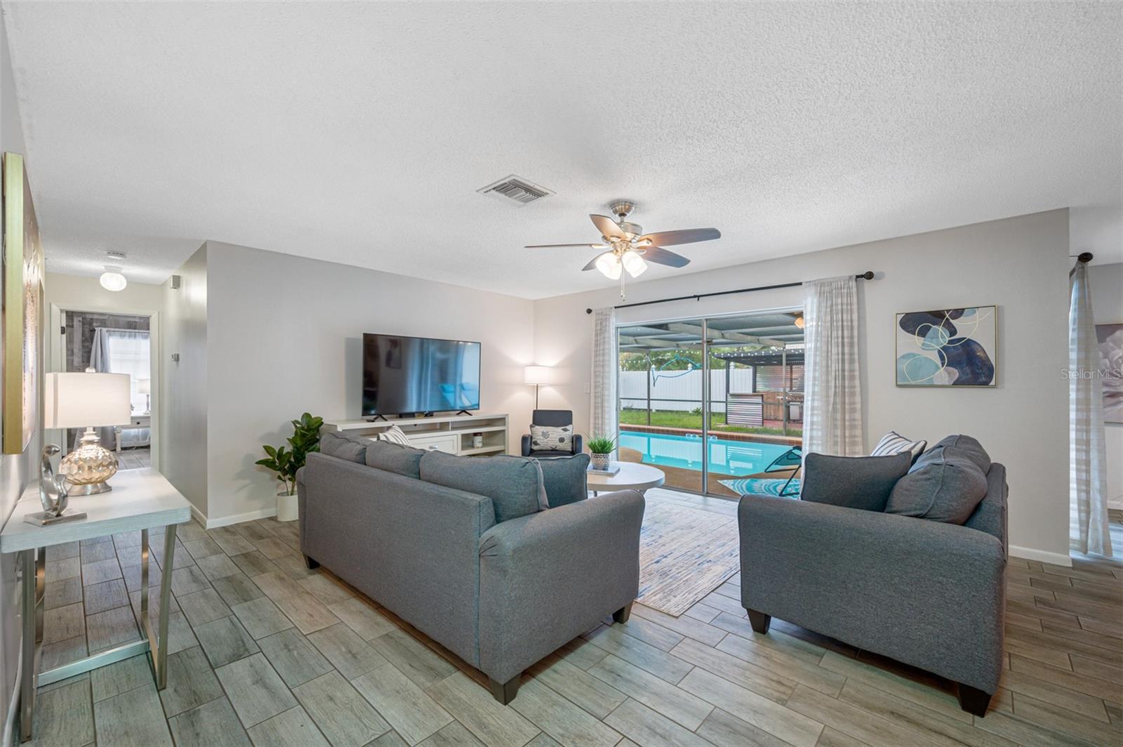 Listing photo id 4 for 2329 Carrie Court