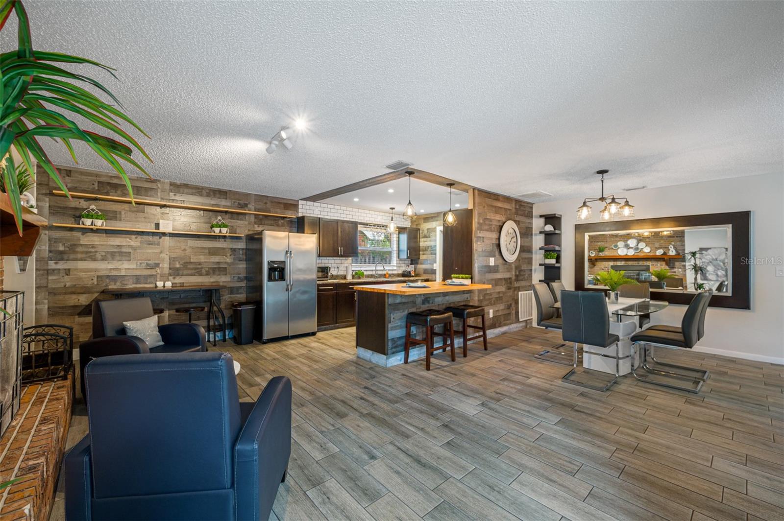 Listing photo id 6 for 2329 Carrie Court