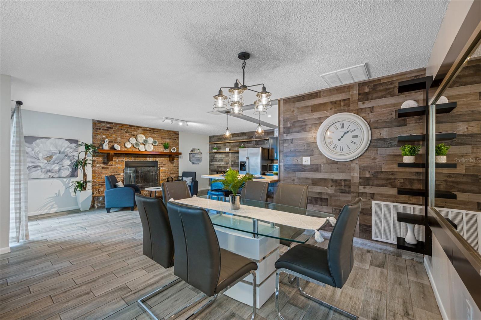 Listing photo id 7 for 2329 Carrie Court