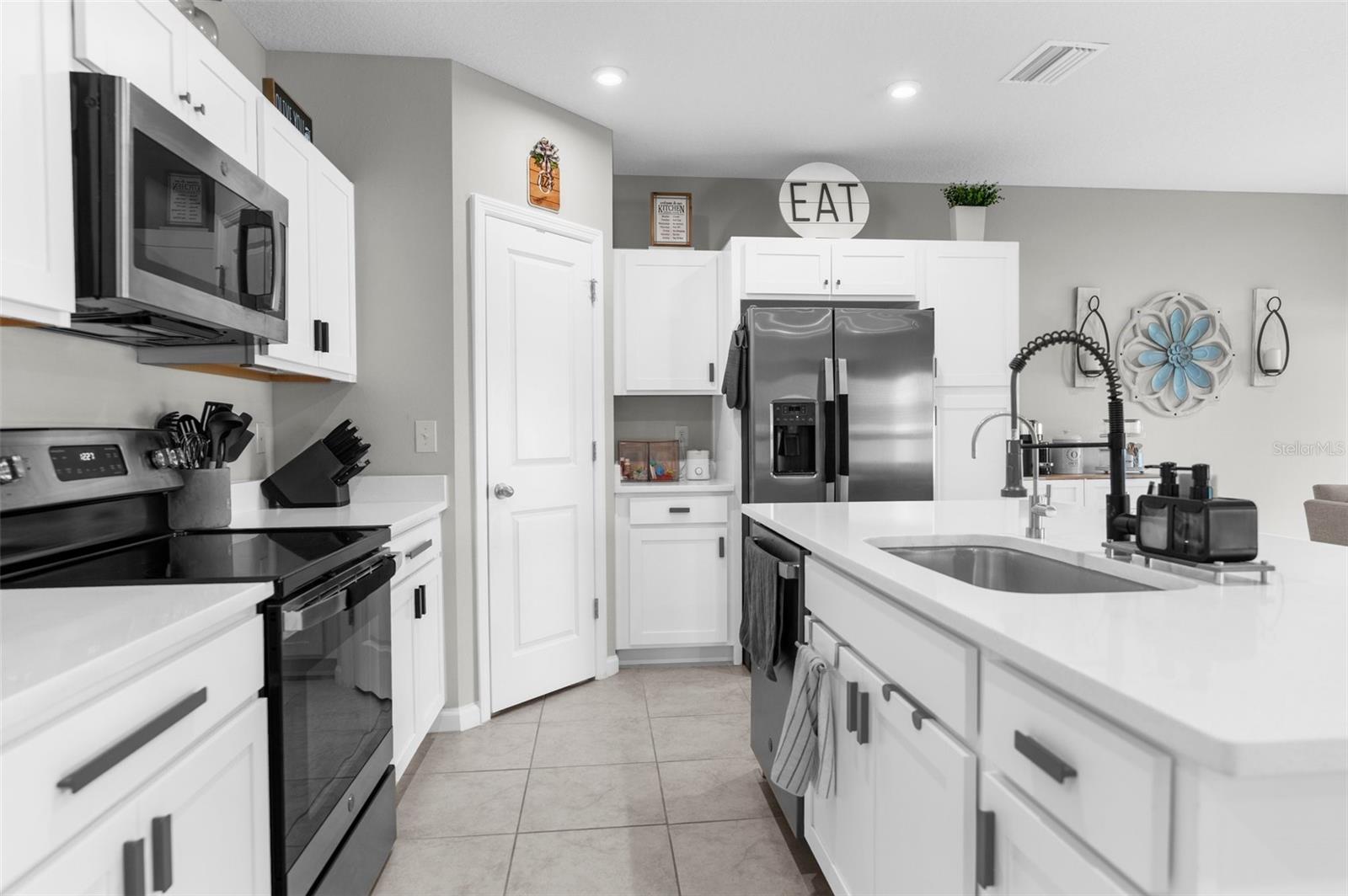 Listing photo id 23 for 14532 Whitewater Way