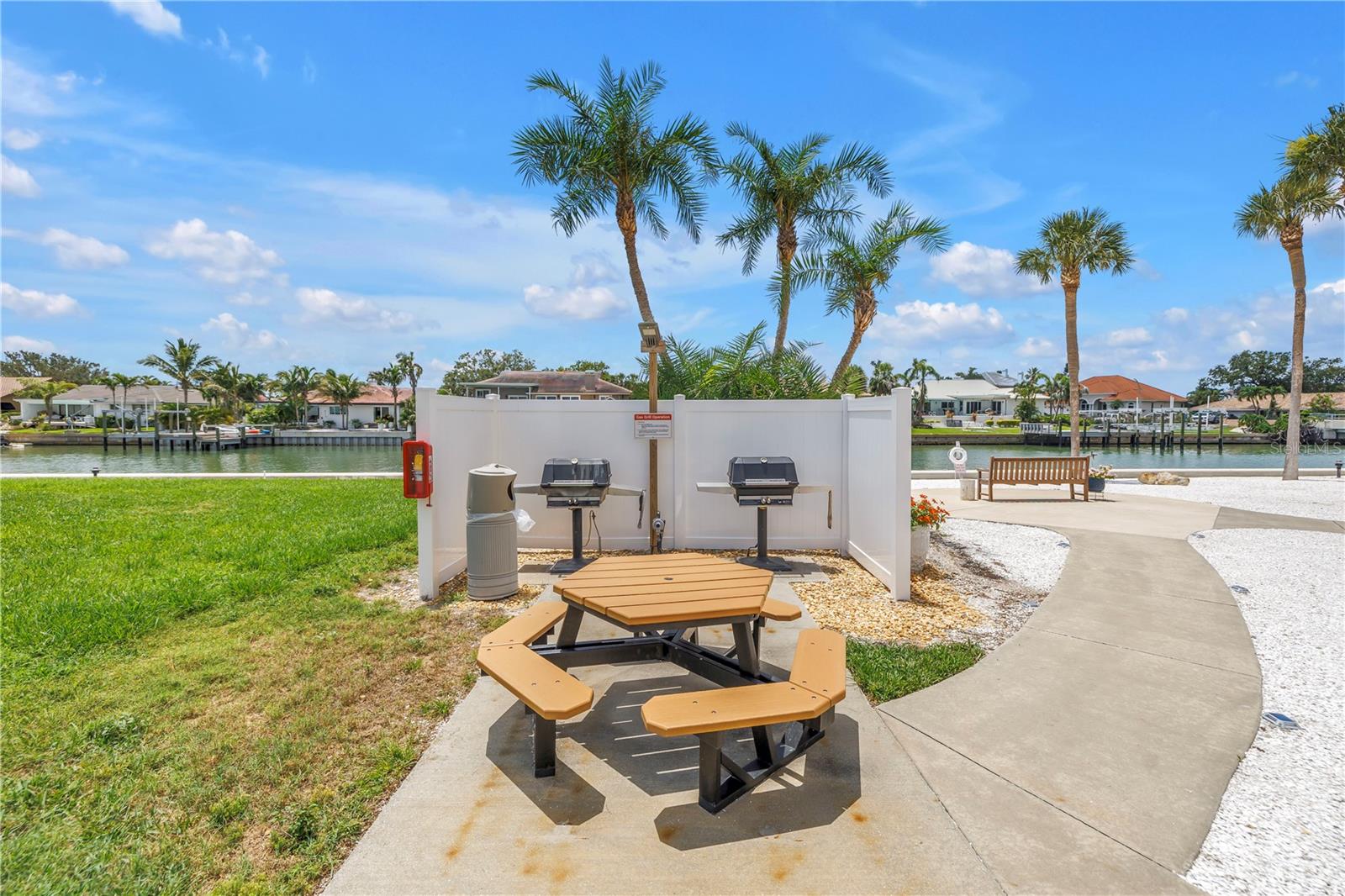 Image 21 of 51 For 4900 Brittany Drive S 611