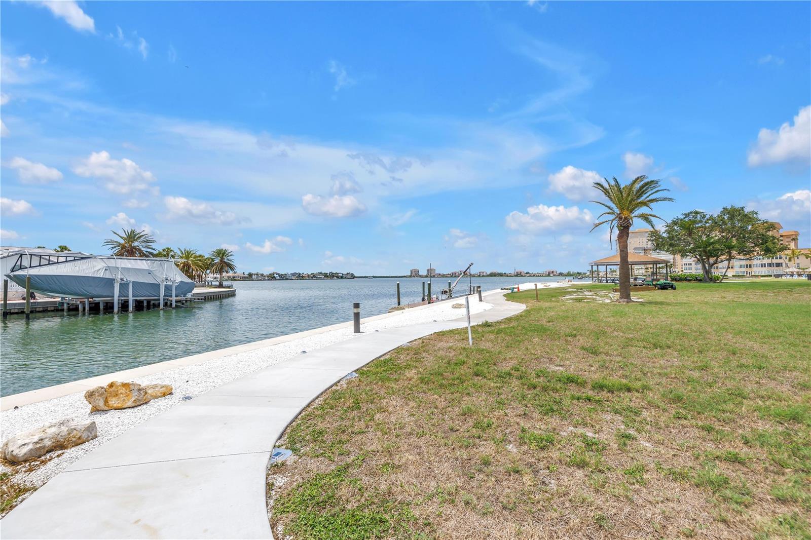 Image 23 of 51 For 4900 Brittany Drive S 611