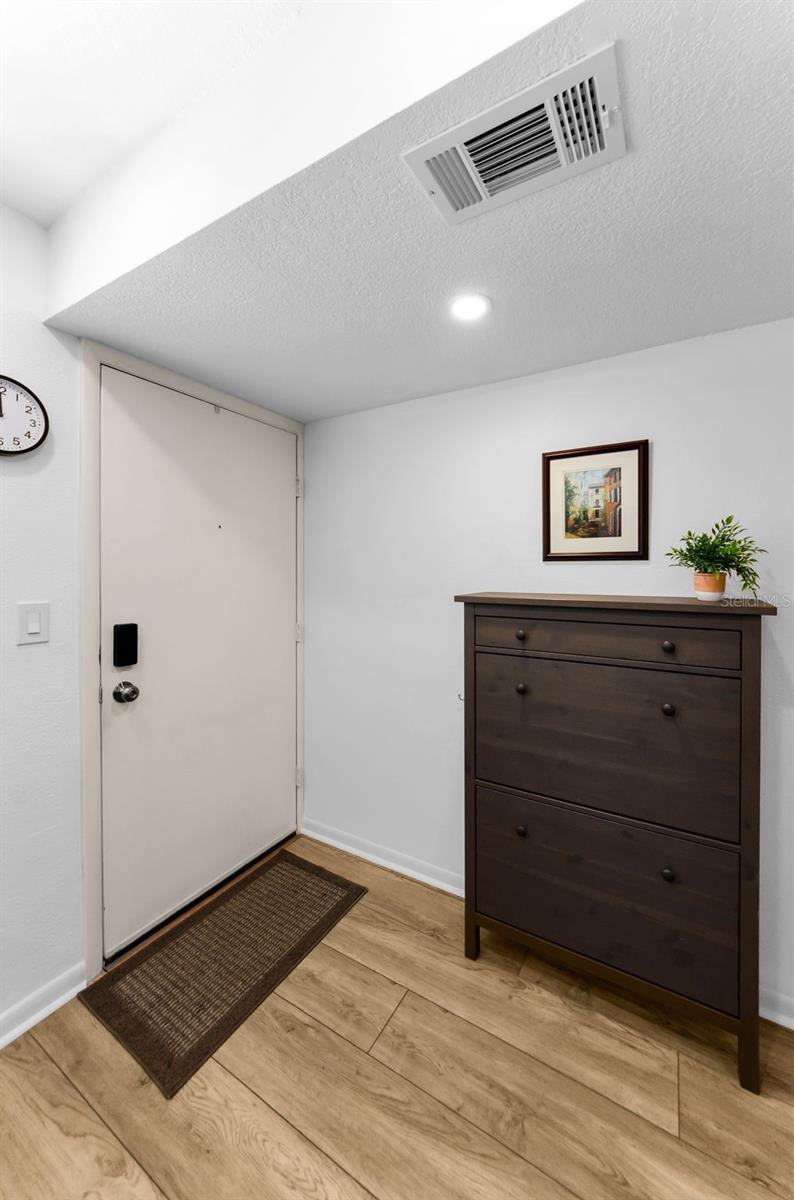 Image 21 of 64 For 952 Virginia Street 303