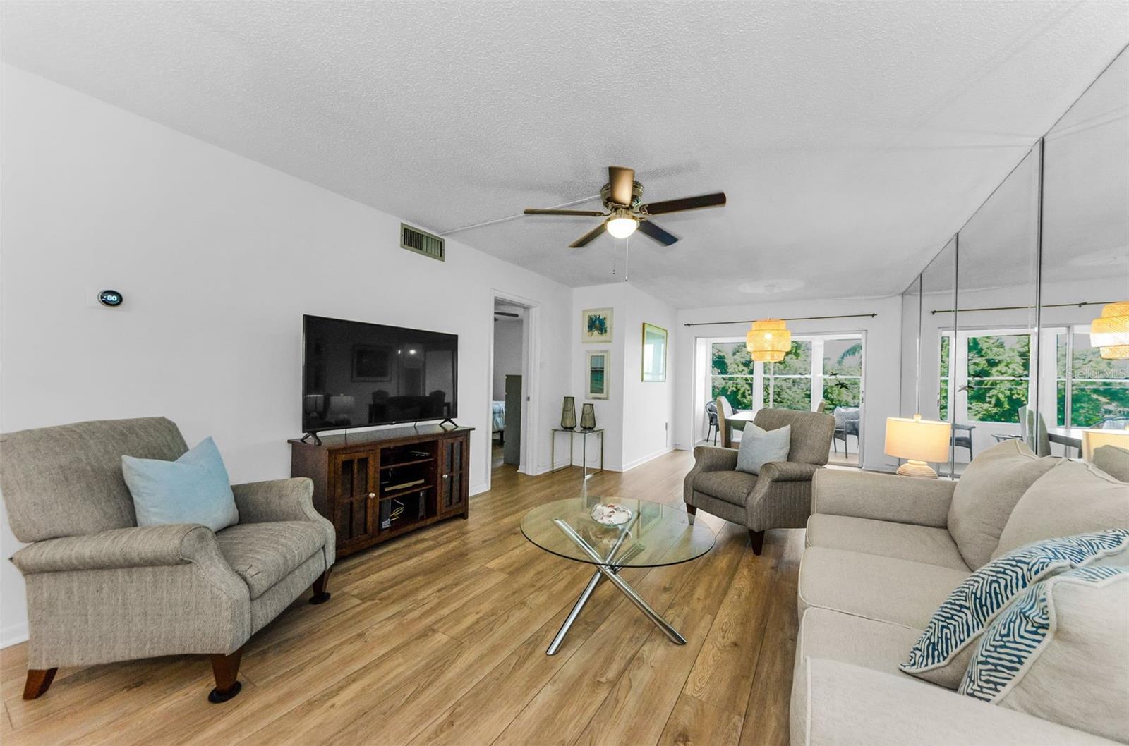 Image 23 of 64 For 952 Virginia Street 303