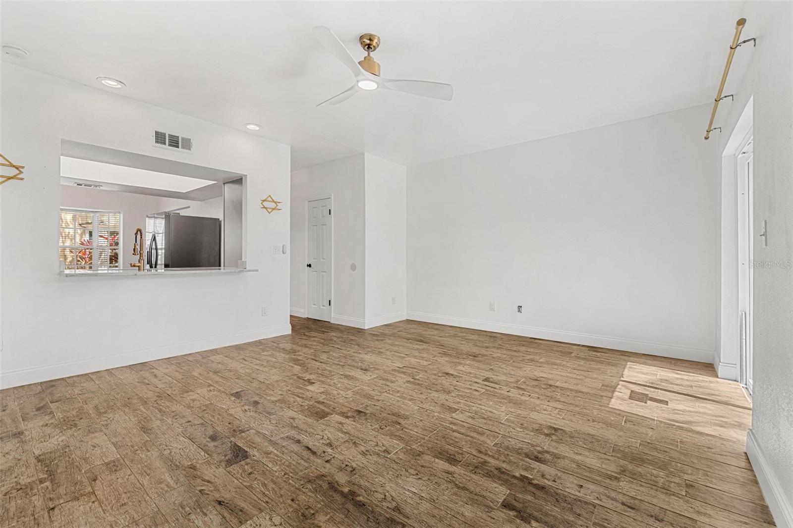 Listing photo id 8 for 409 Audubon Avenue 3