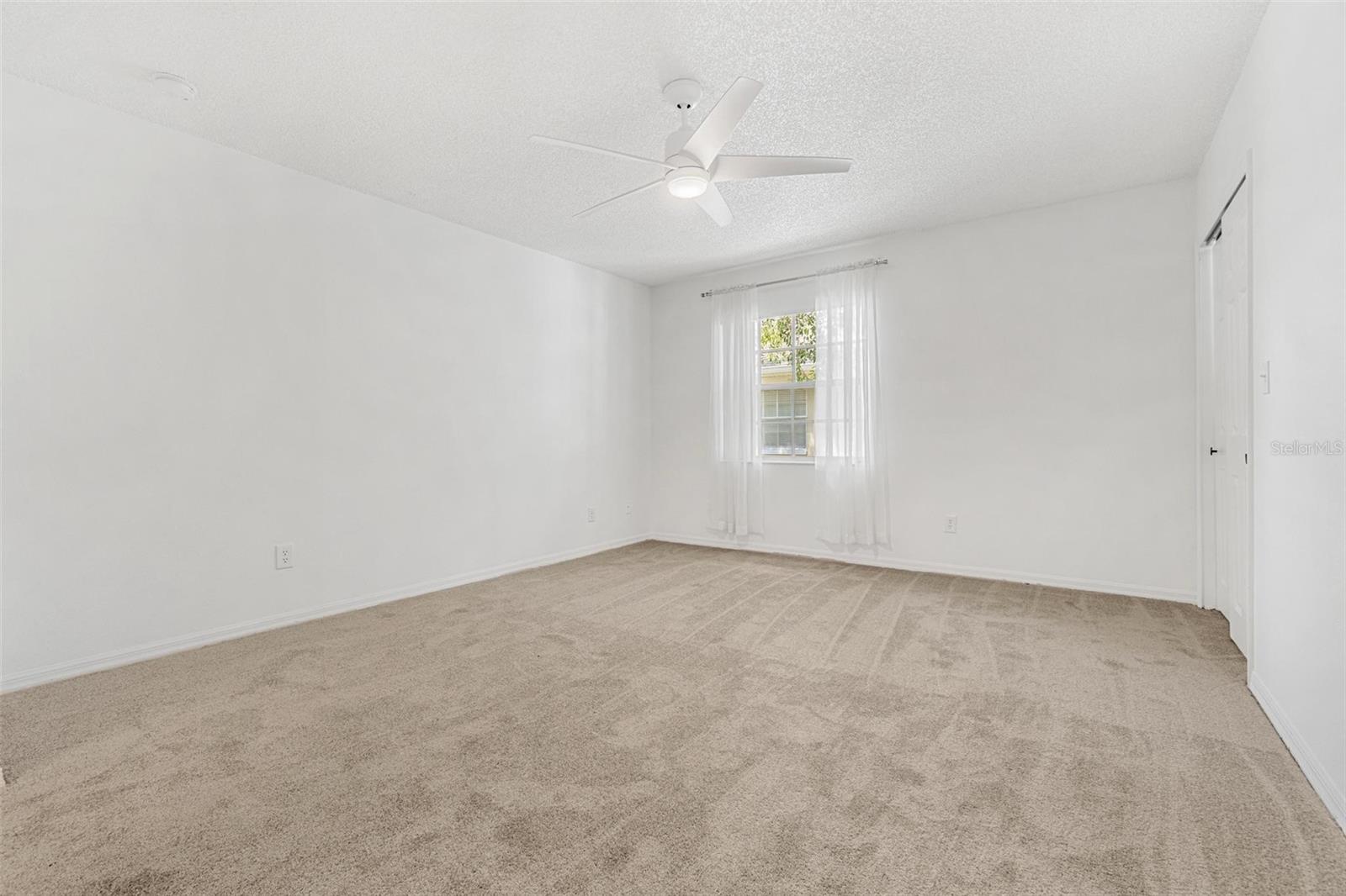 Listing photo id 12 for 409 Audubon Avenue 3