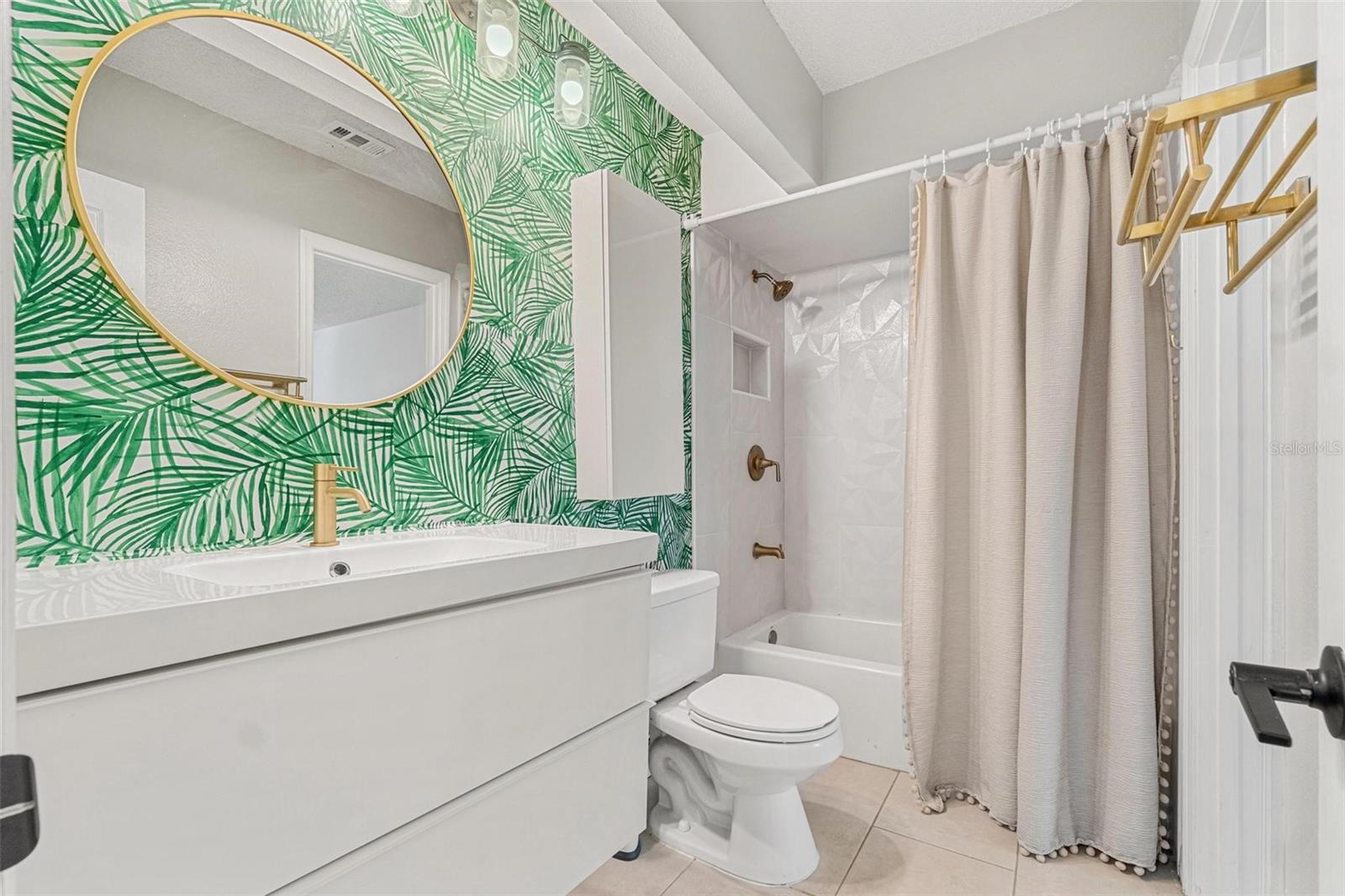 Listing photo id 13 for 409 Audubon Avenue 3