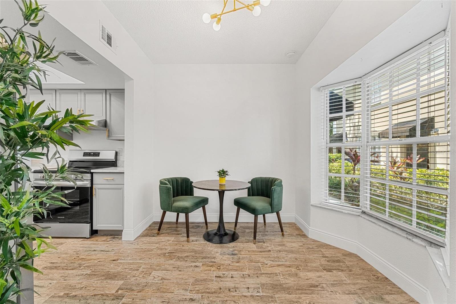 Listing photo id 2 for 409 Audubon Avenue 3