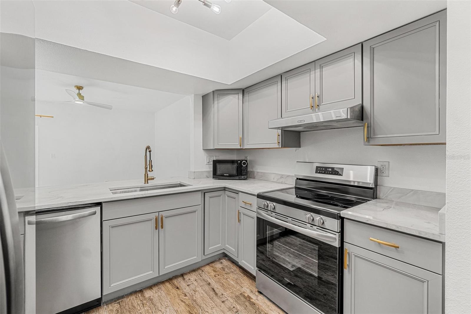 Listing photo id 3 for 409 Audubon Avenue 3