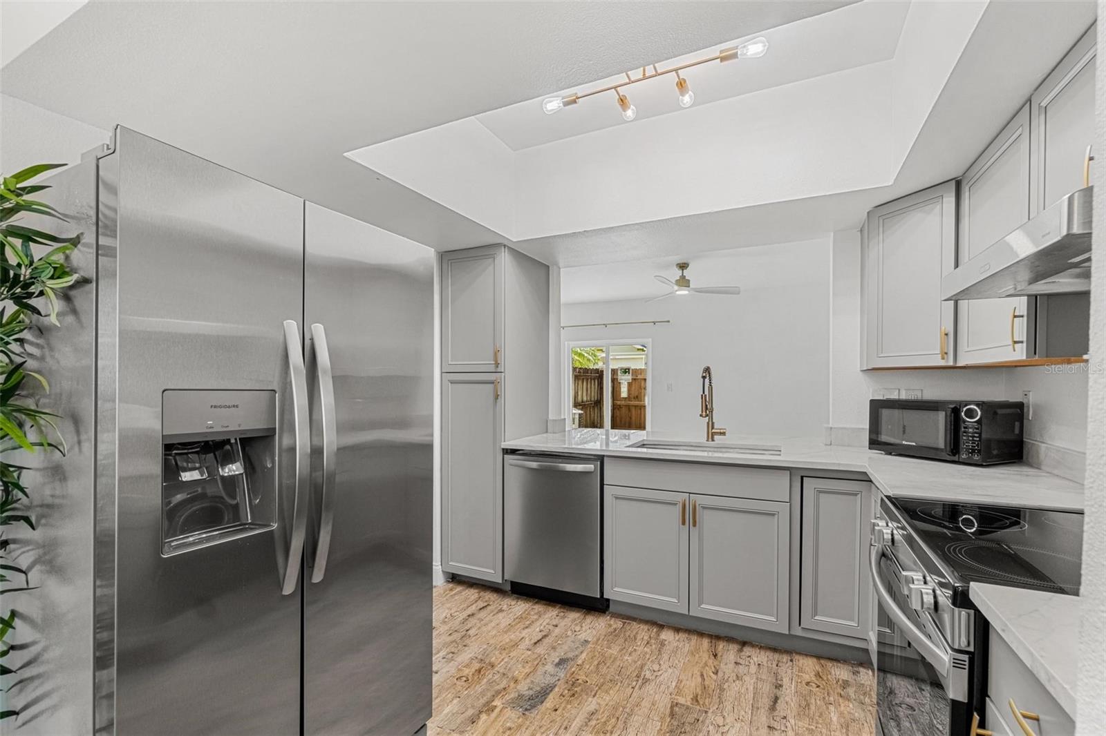 Listing photo id 4 for 409 Audubon Avenue 3
