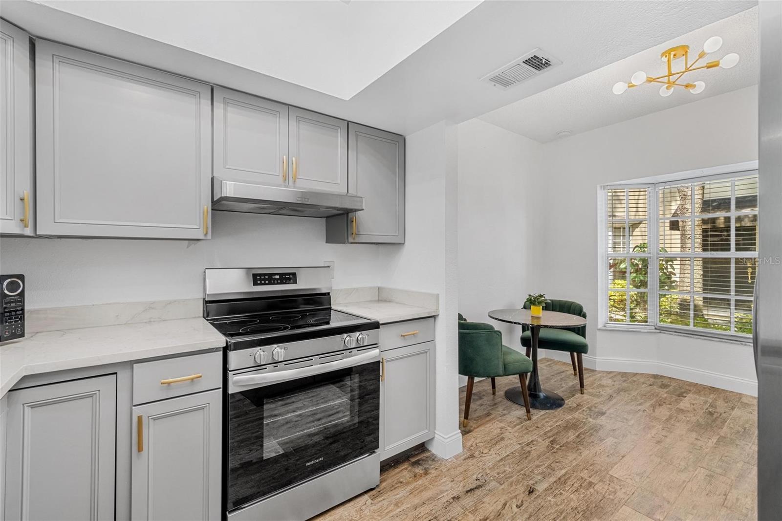 Listing photo id 5 for 409 Audubon Avenue 3