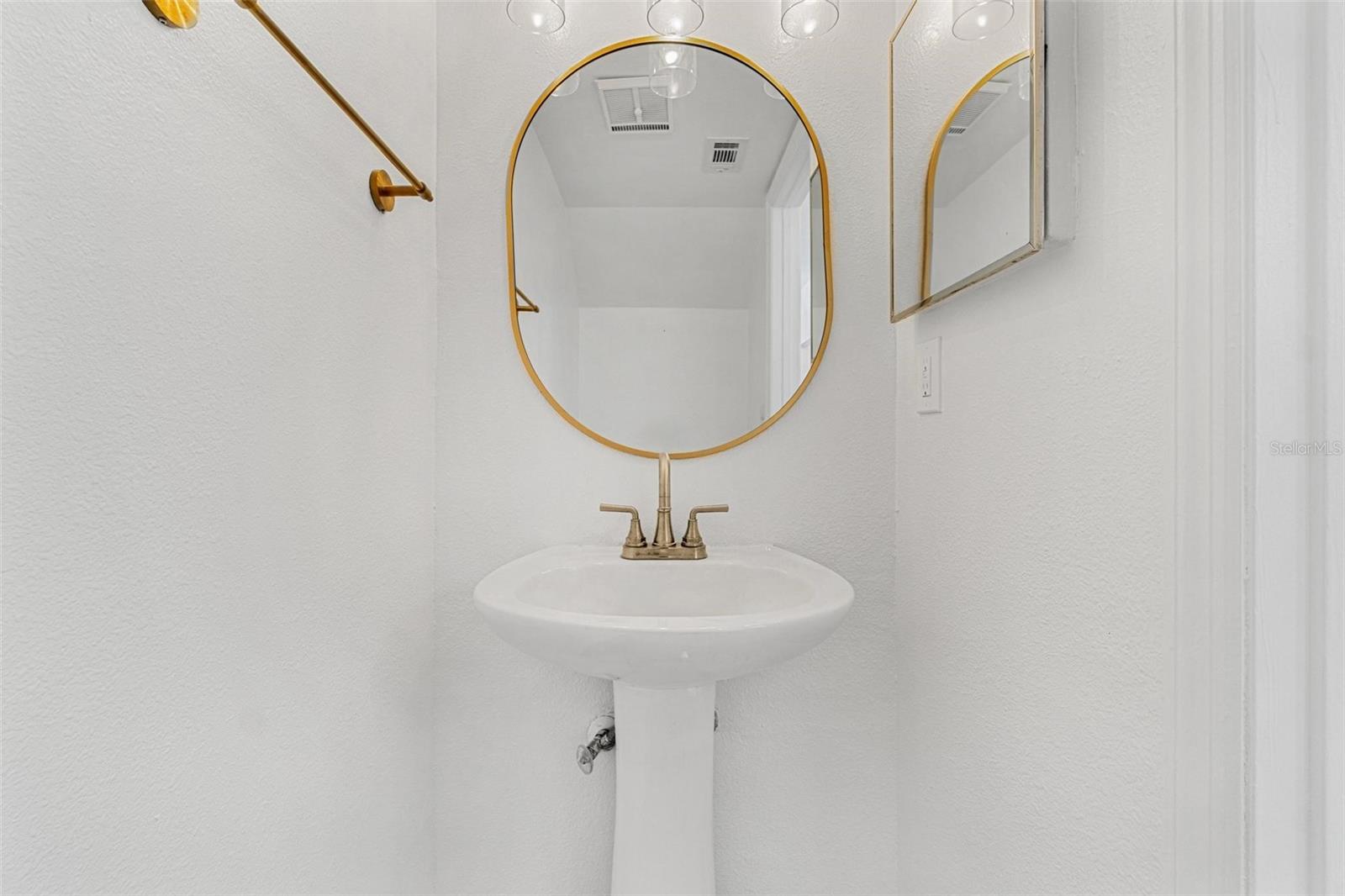 Listing photo id 7 for 409 Audubon Avenue 3