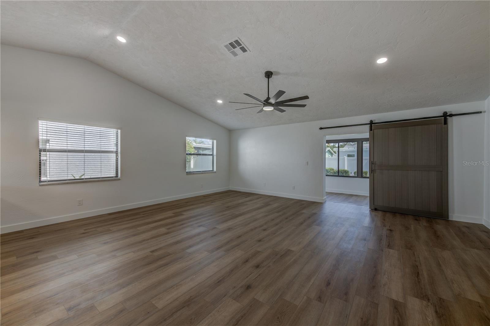 Listing photo id 4 for 5435 20th Avenue N