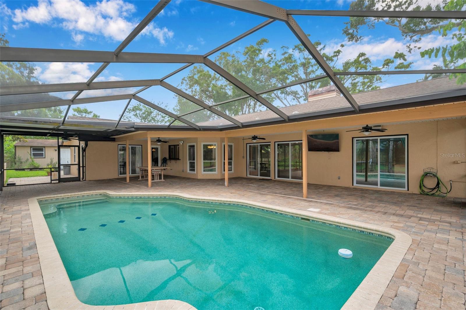 Listing photo id 8 for 1695 Cinnamon Lane