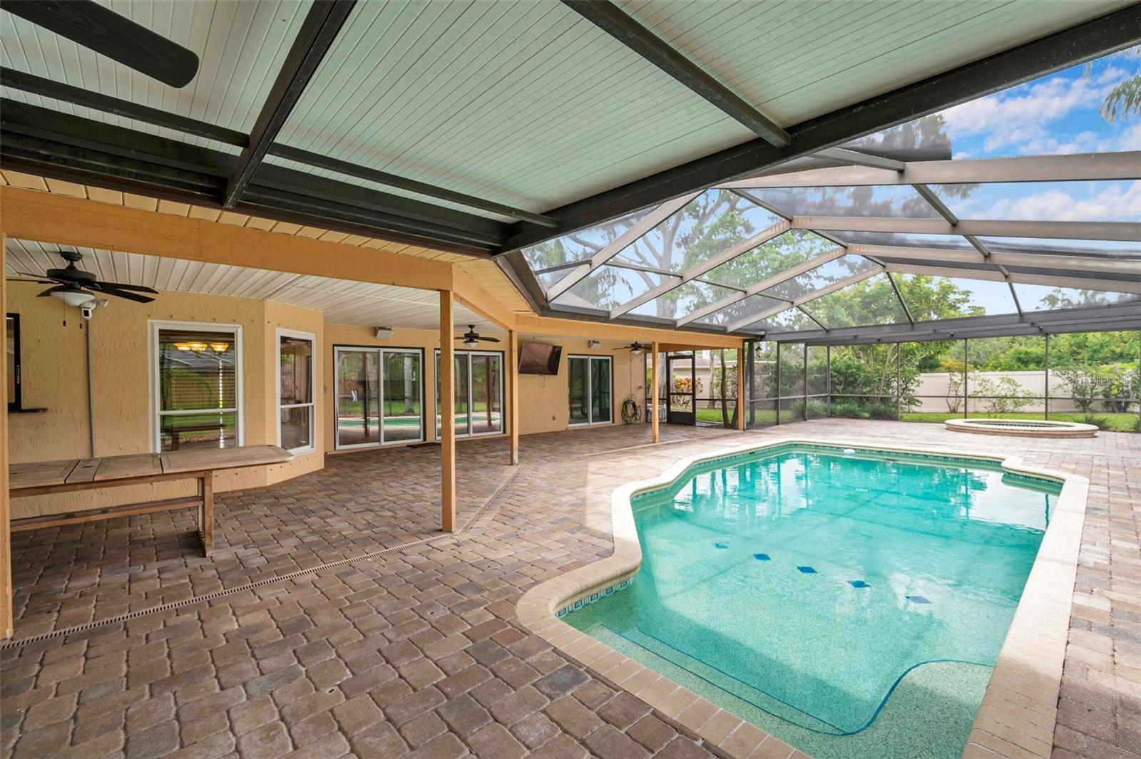 Listing photo id 9 for 1695 Cinnamon Lane