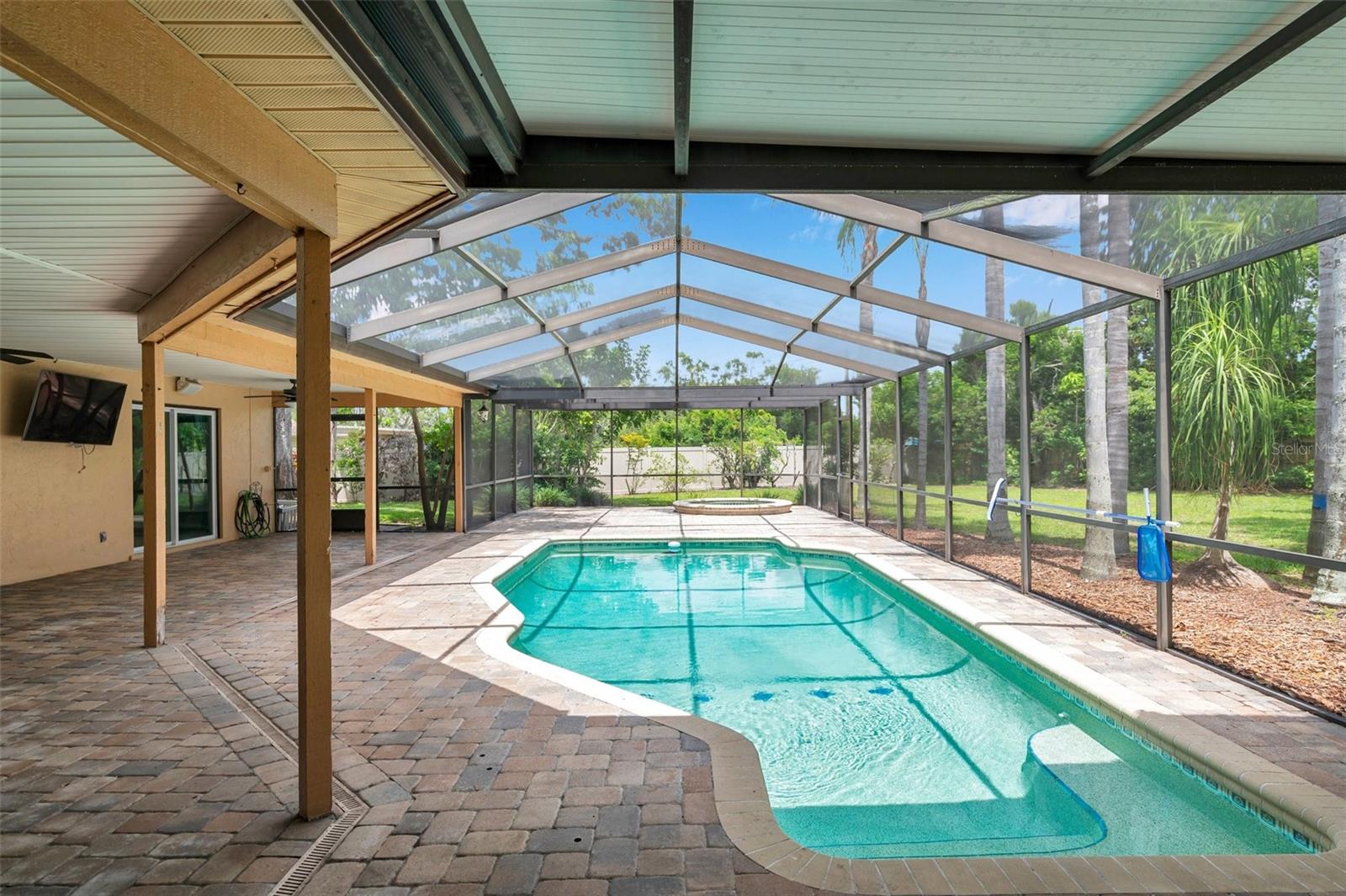 Listing photo id 10 for 1695 Cinnamon Lane