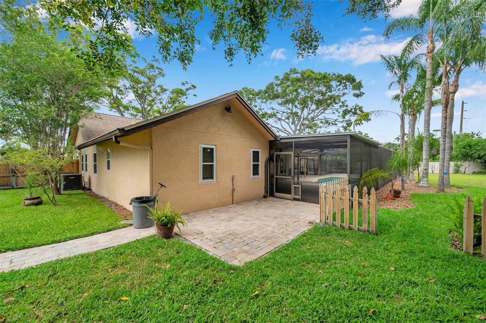 Listing photo id 15 for 1695 Cinnamon Lane