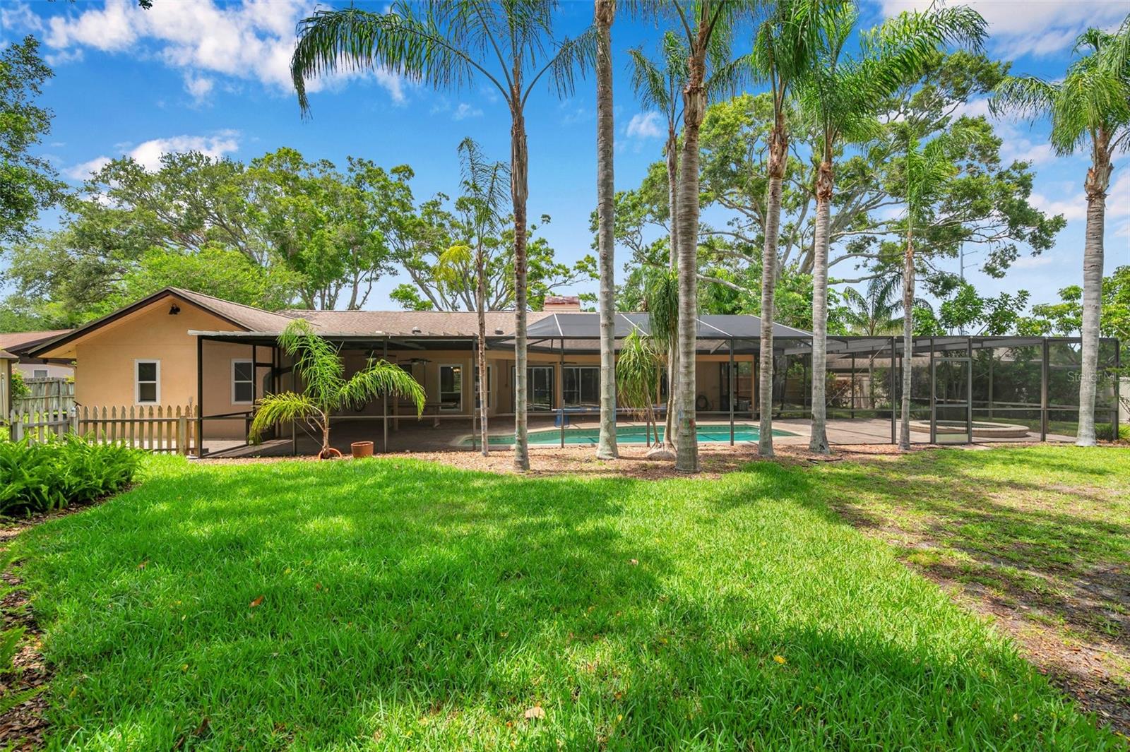 Listing photo id 19 for 1695 Cinnamon Lane