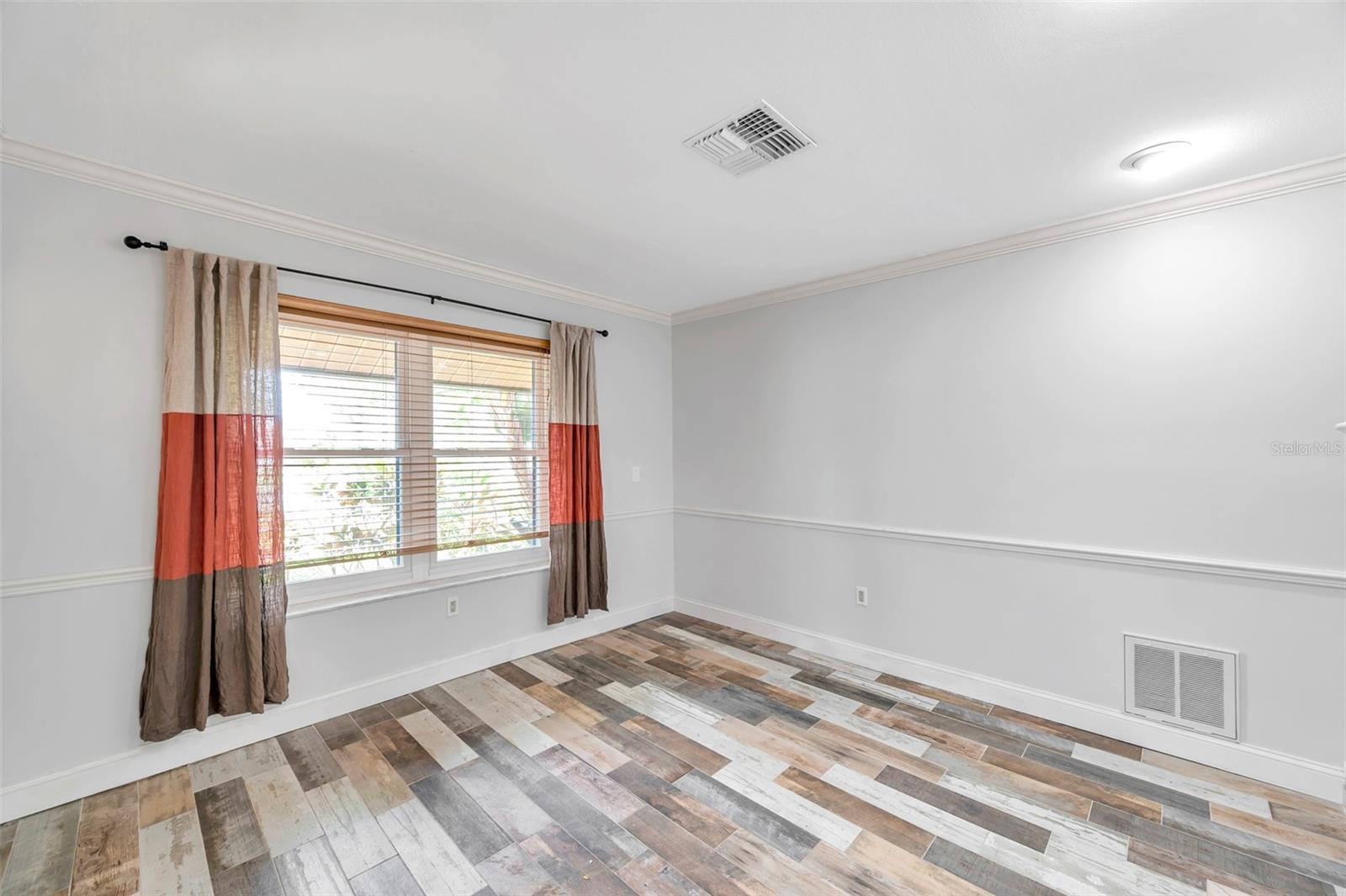 Listing photo id 25 for 1695 Cinnamon Lane