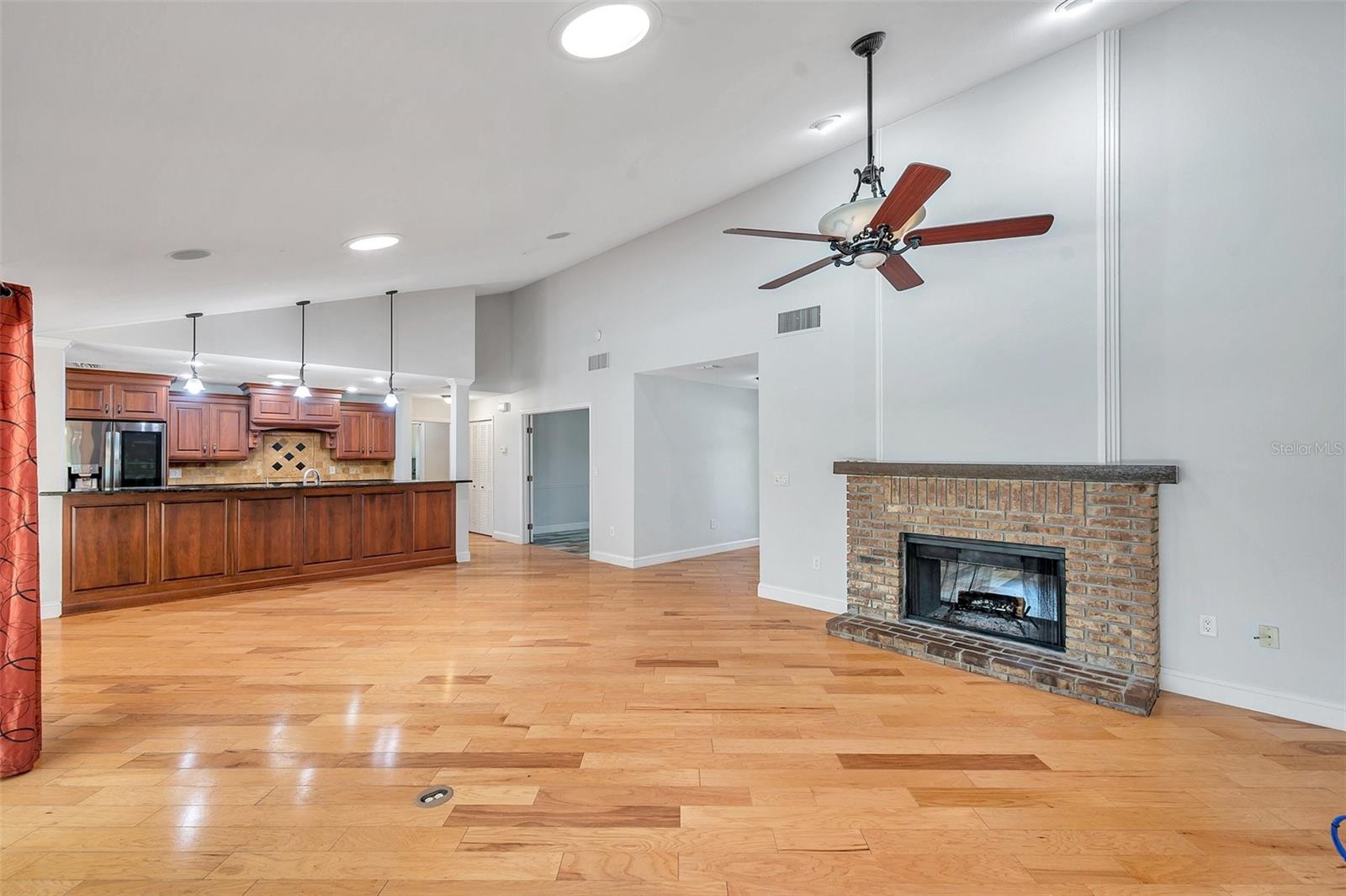Listing photo id 34 for 1695 Cinnamon Lane