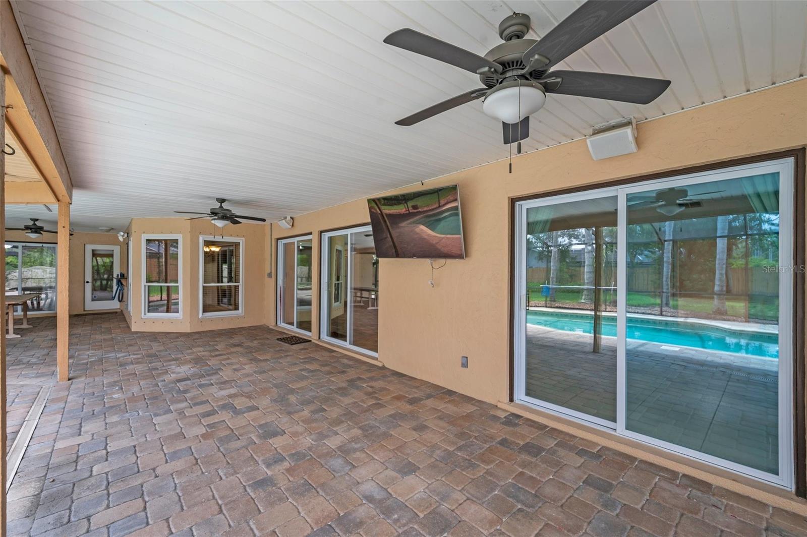 Listing photo id 3 for 1695 Cinnamon Lane