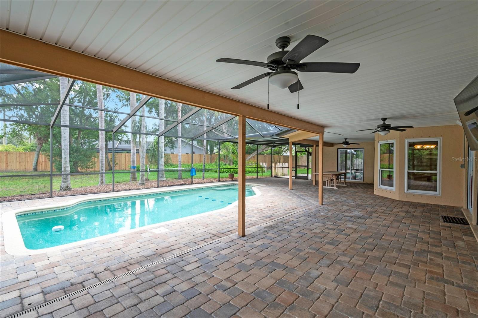 Listing photo id 4 for 1695 Cinnamon Lane