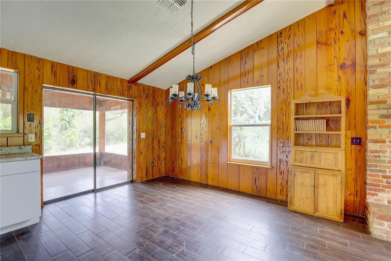 Listing photo id 8 for 5290 Cyril Drive