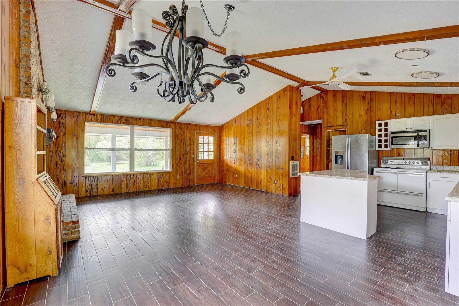 Listing photo id 9 for 5290 Cyril Drive