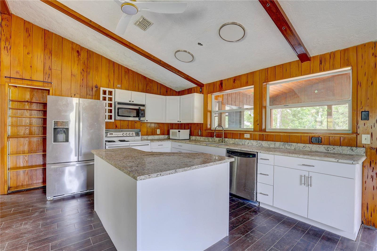 Listing photo id 10 for 5290 Cyril Drive