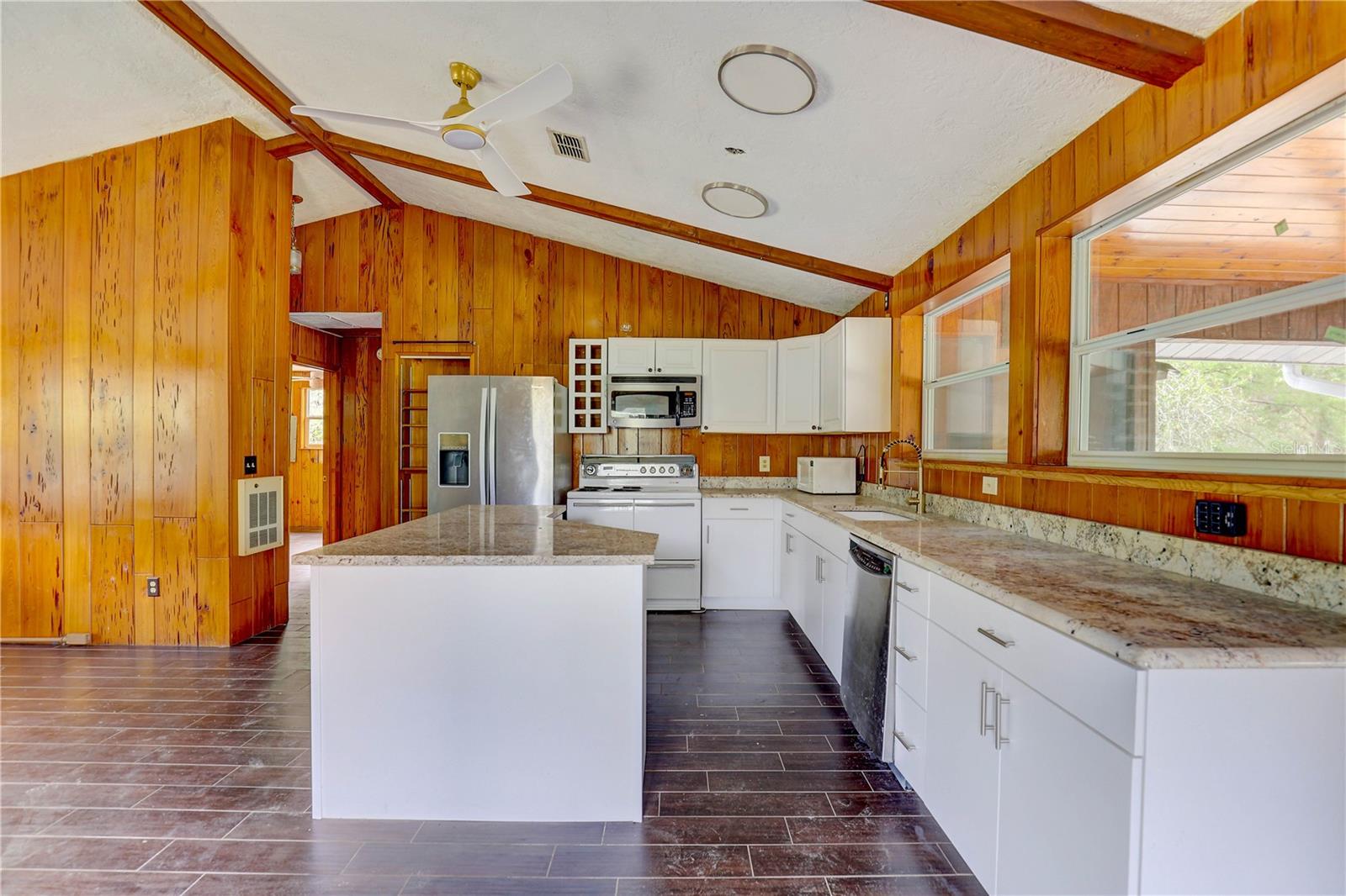 Listing photo id 11 for 5290 Cyril Drive