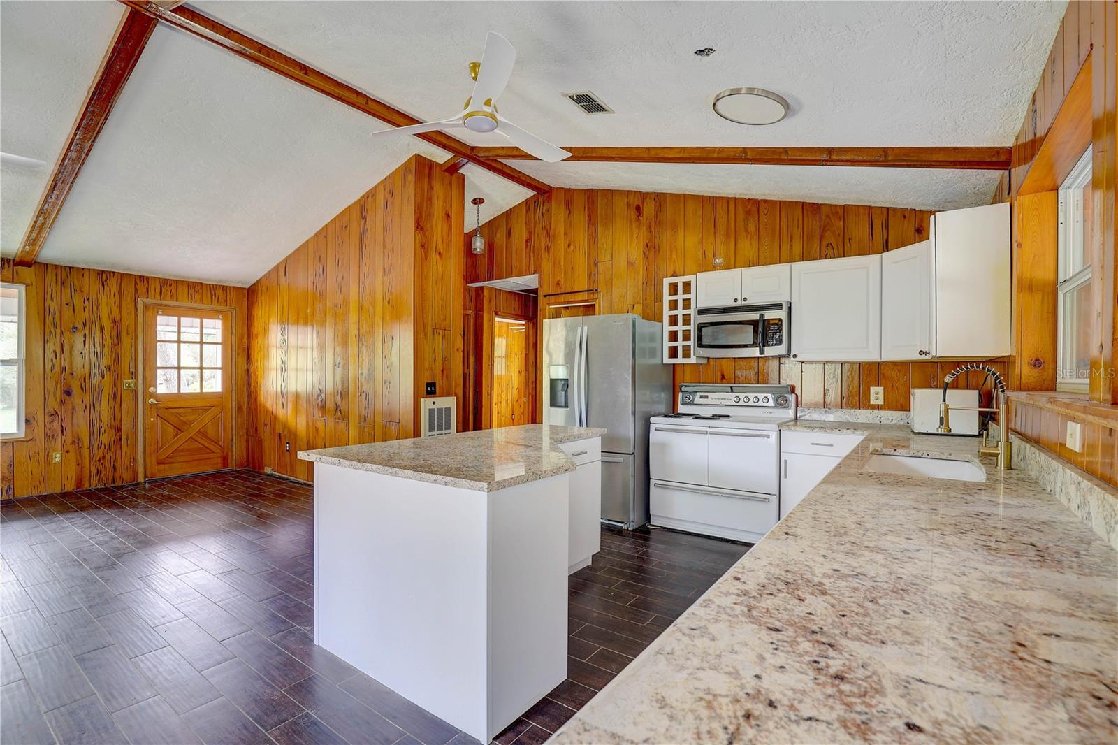 Listing photo id 12 for 5290 Cyril Drive