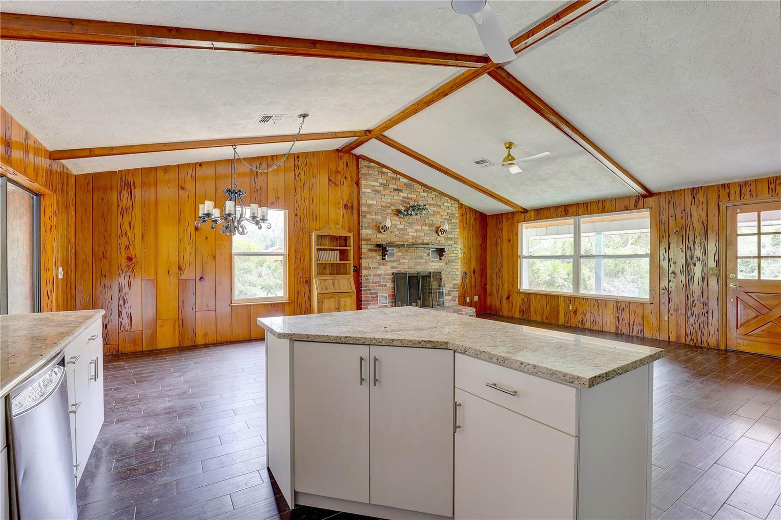 Listing photo id 13 for 5290 Cyril Drive