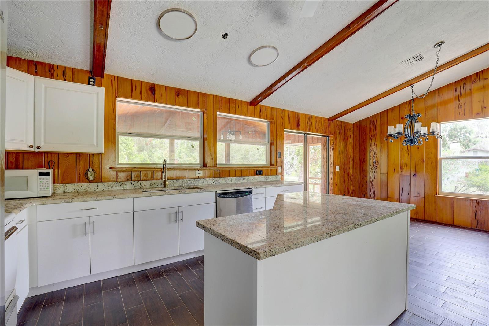Listing photo id 14 for 5290 Cyril Drive