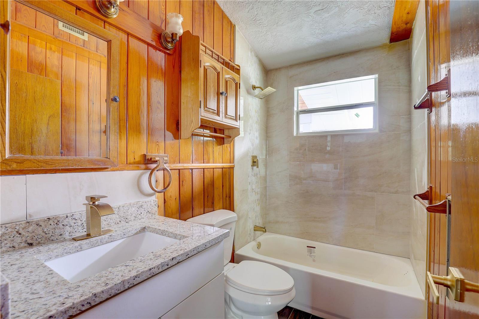 Listing photo id 15 for 5290 Cyril Drive