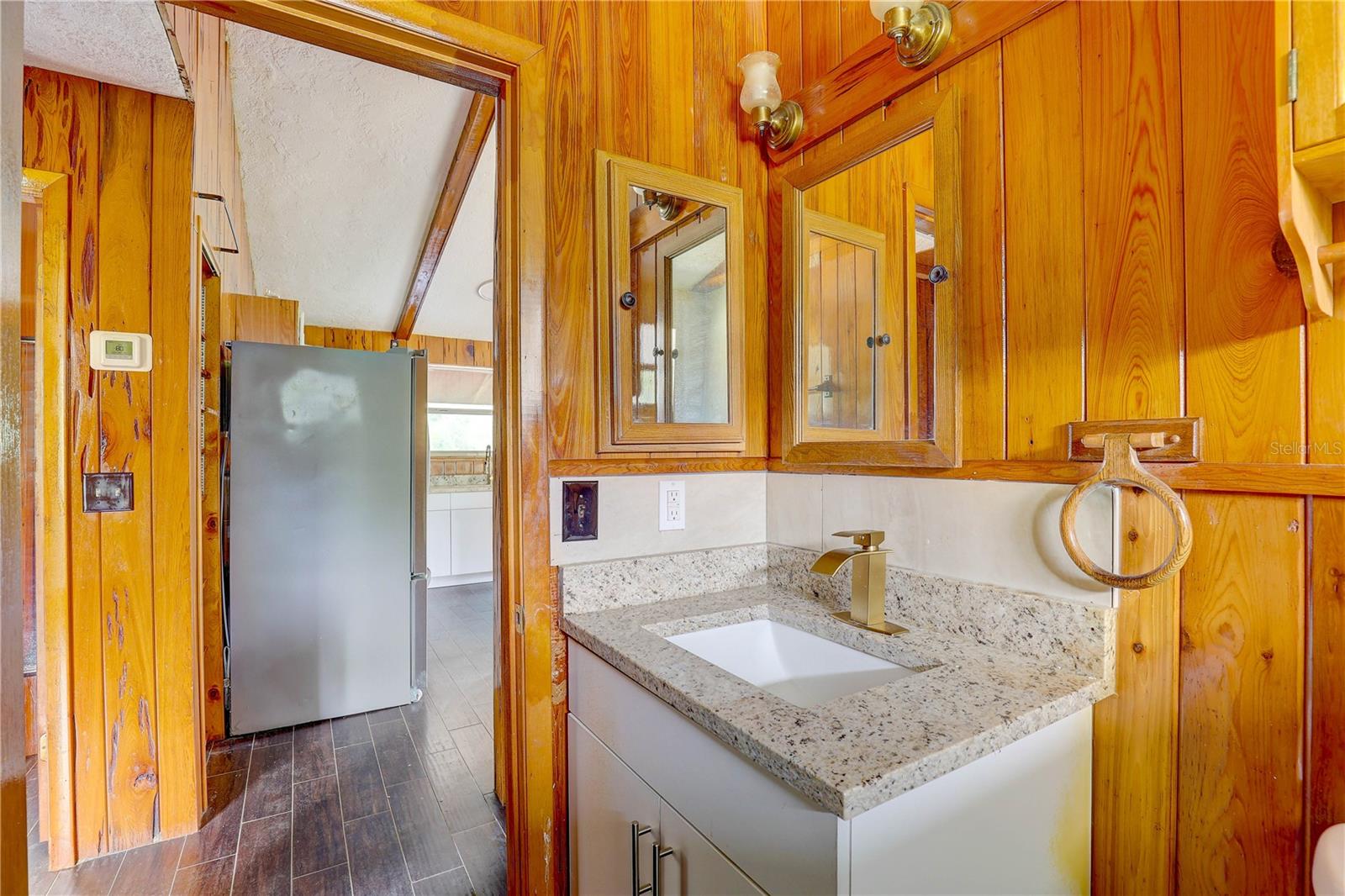 Listing photo id 16 for 5290 Cyril Drive