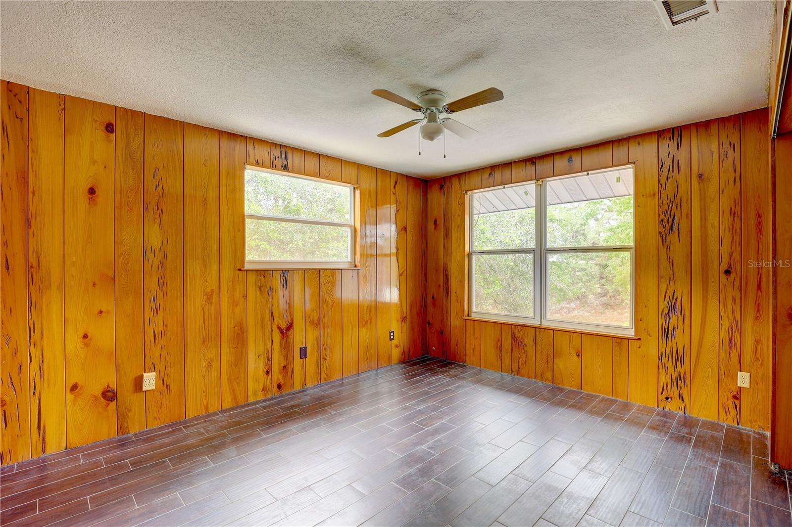 Listing photo id 17 for 5290 Cyril Drive
