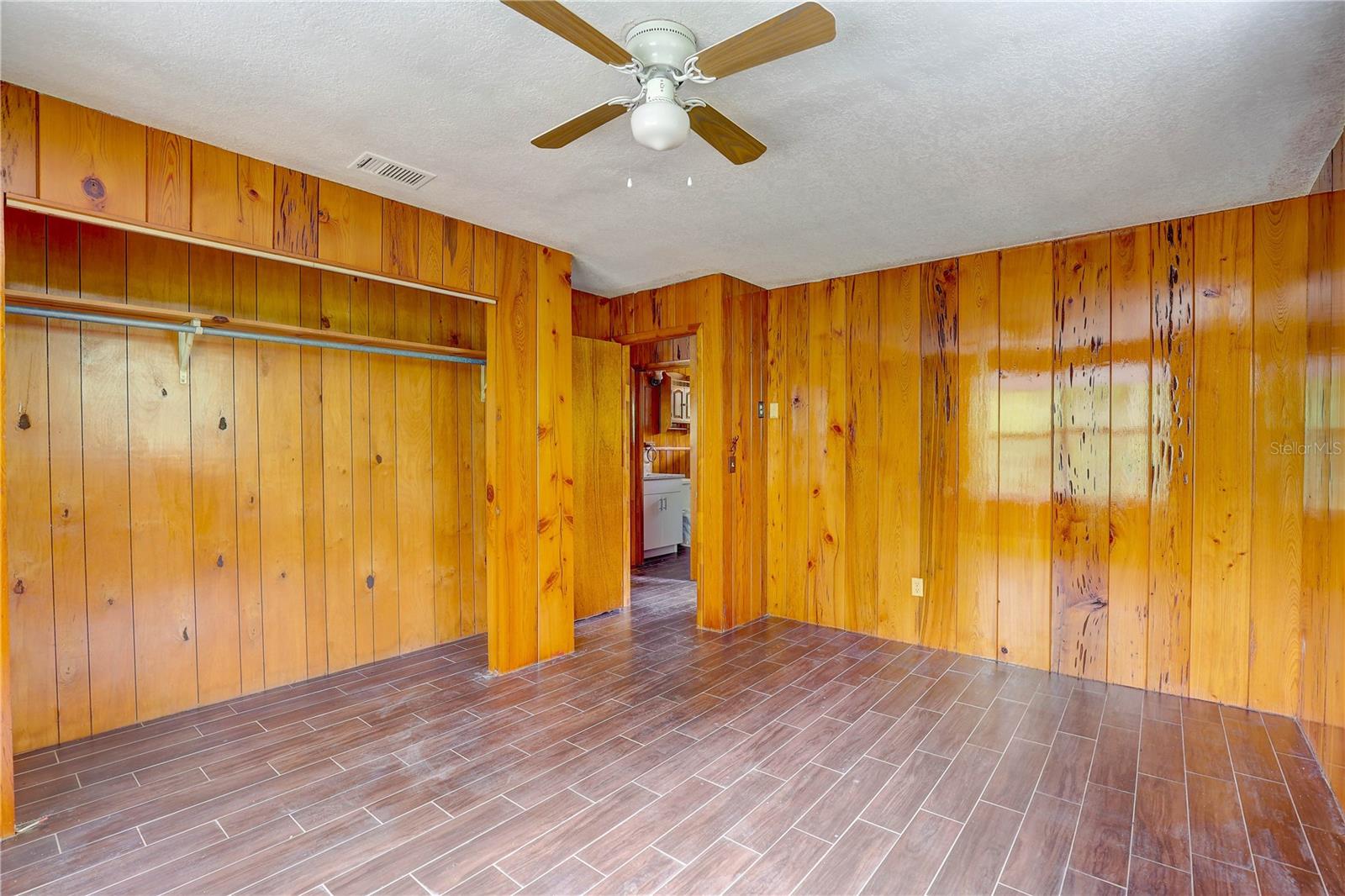 Listing photo id 18 for 5290 Cyril Drive