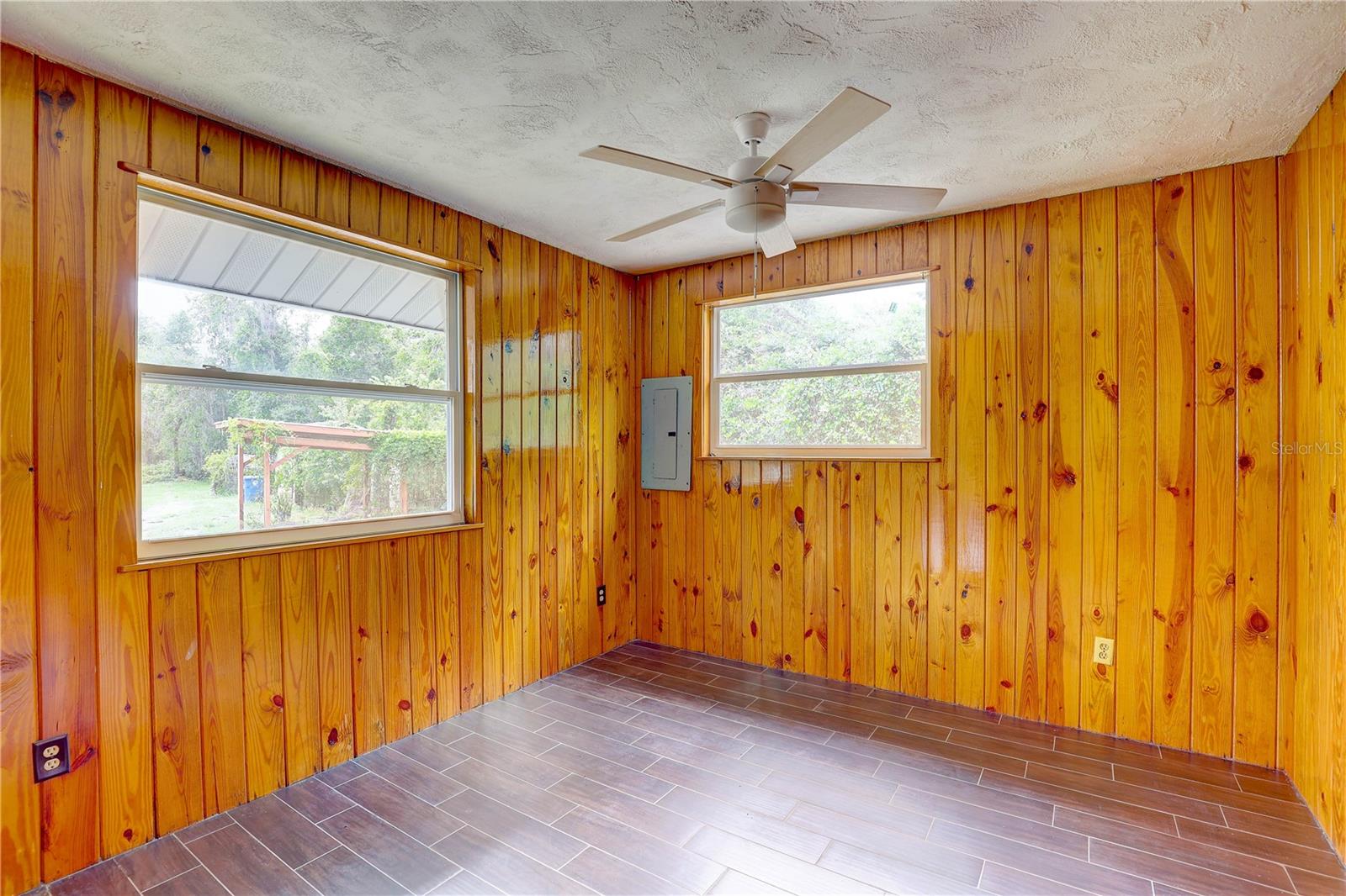 Listing photo id 19 for 5290 Cyril Drive