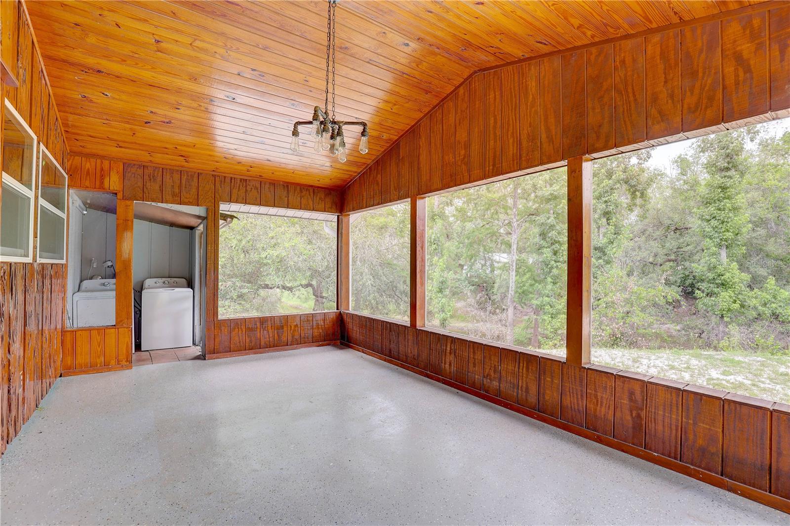 Listing photo id 21 for 5290 Cyril Drive