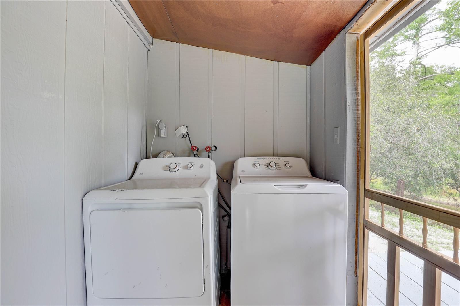 Listing photo id 23 for 5290 Cyril Drive