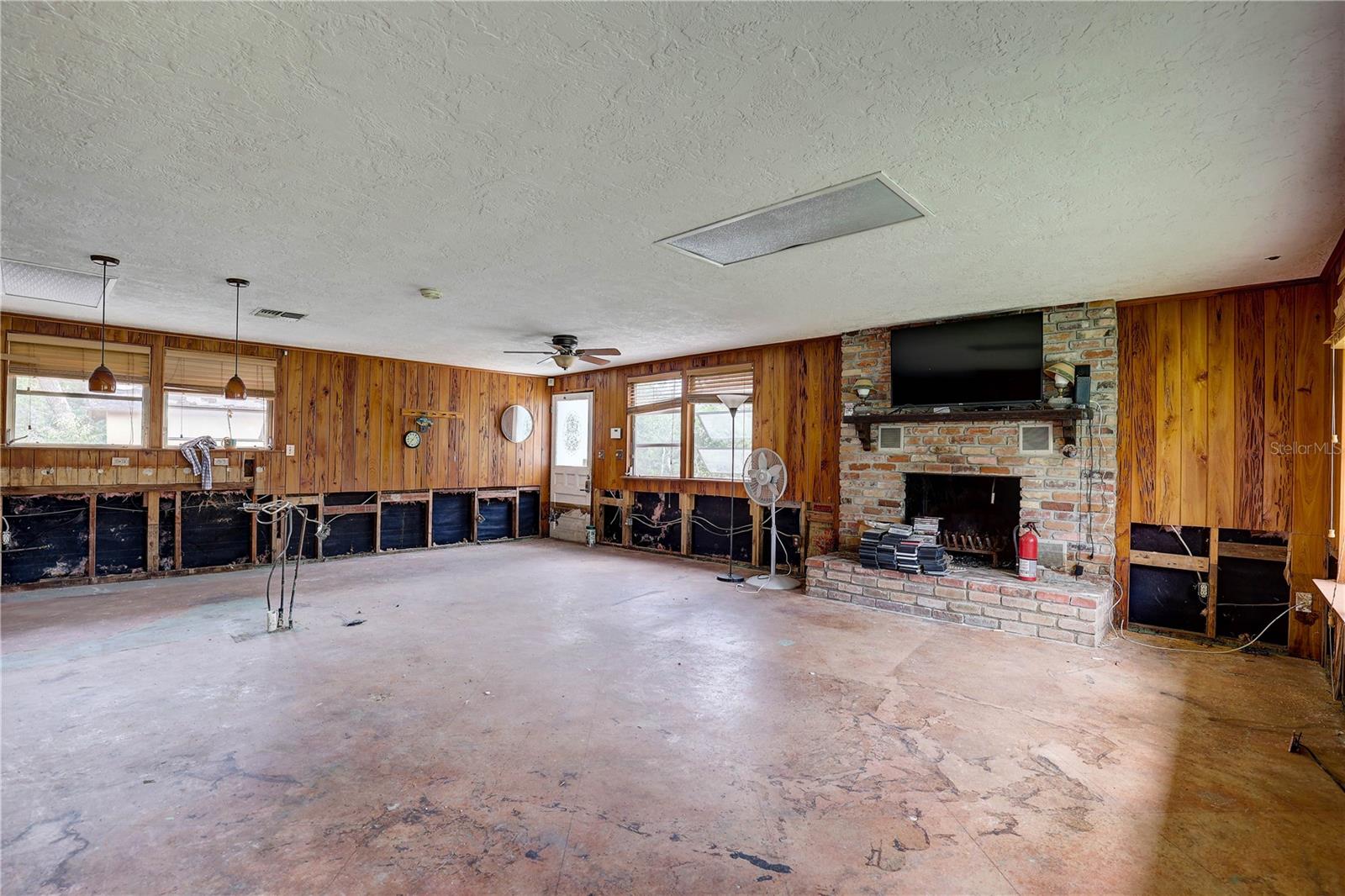 Listing photo id 34 for 5290 Cyril Drive