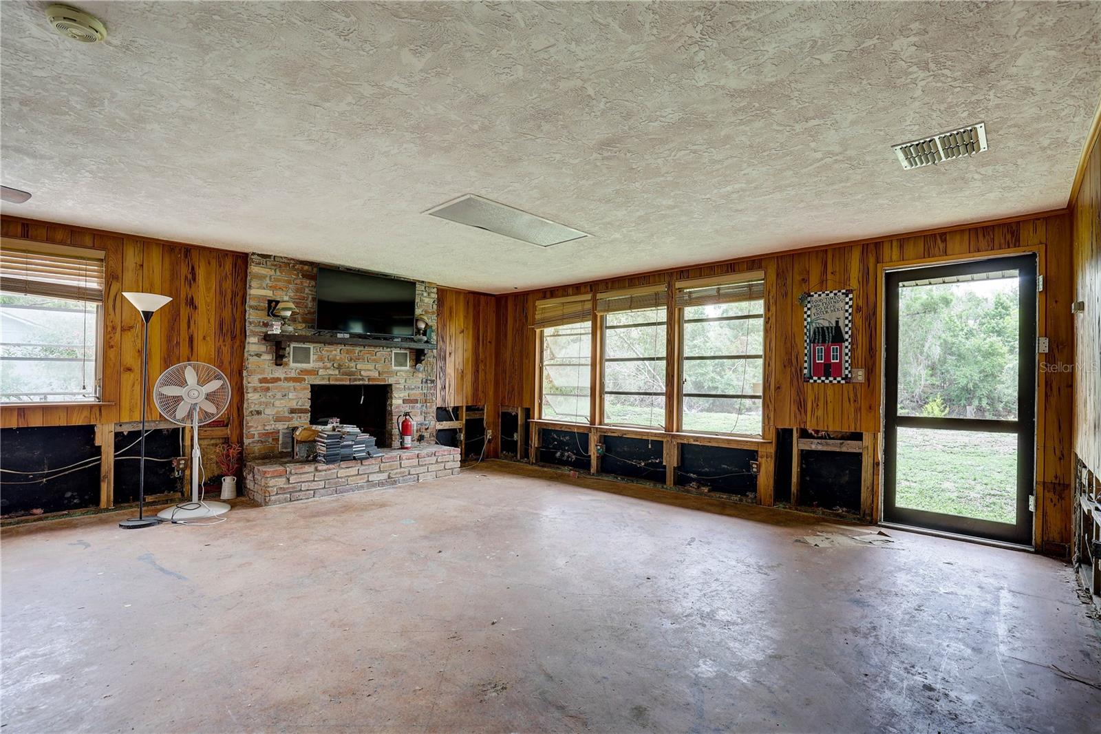 Listing photo id 35 for 5290 Cyril Drive