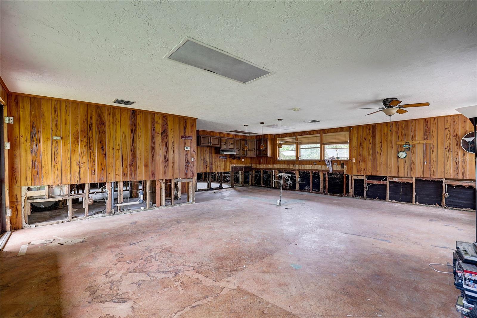Listing photo id 36 for 5290 Cyril Drive