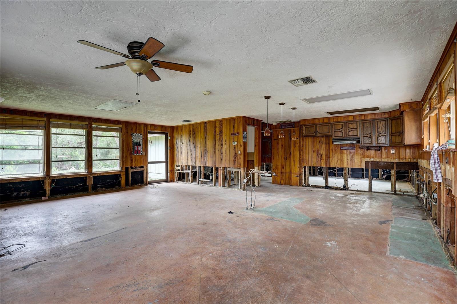 Listing photo id 37 for 5290 Cyril Drive